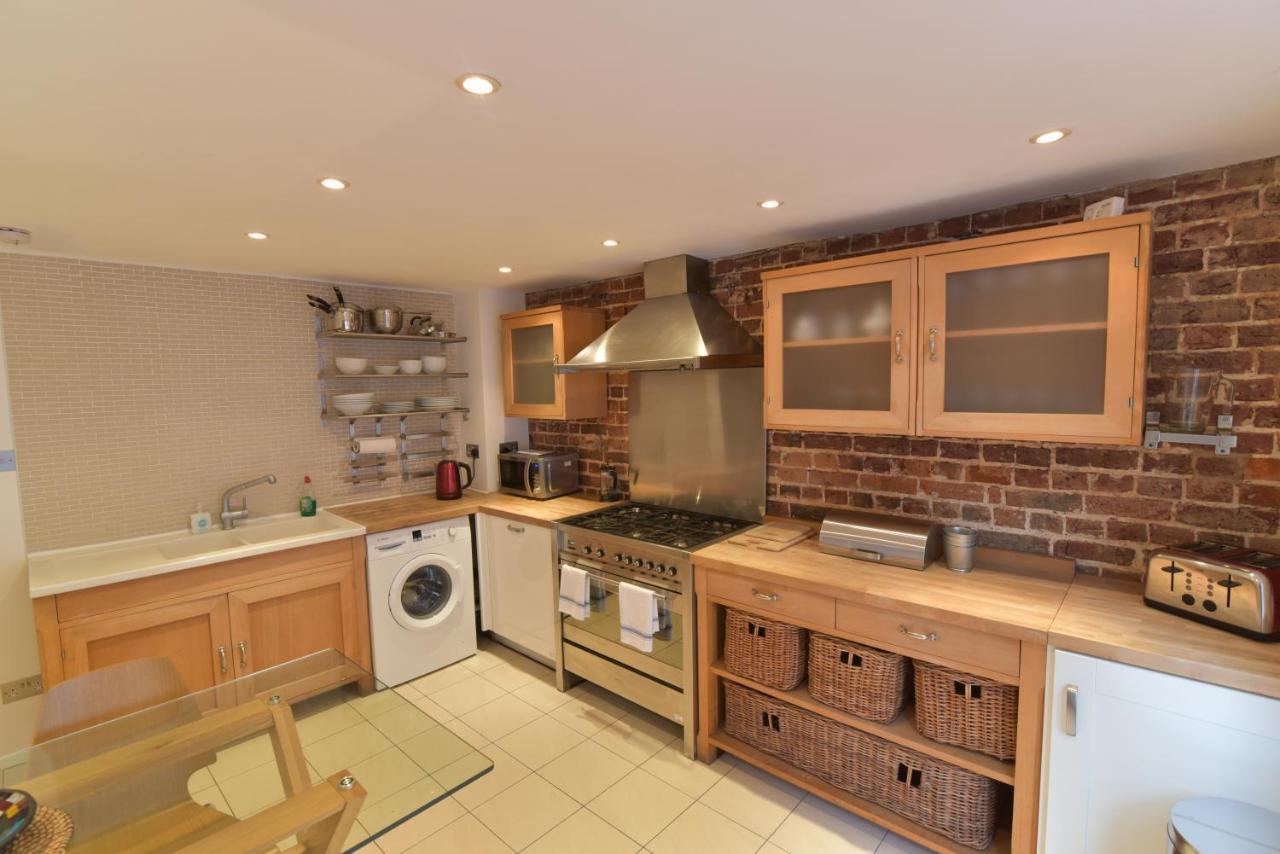 Beach Central With Allocated Parking And Patio Brighton Екстер'єр фото